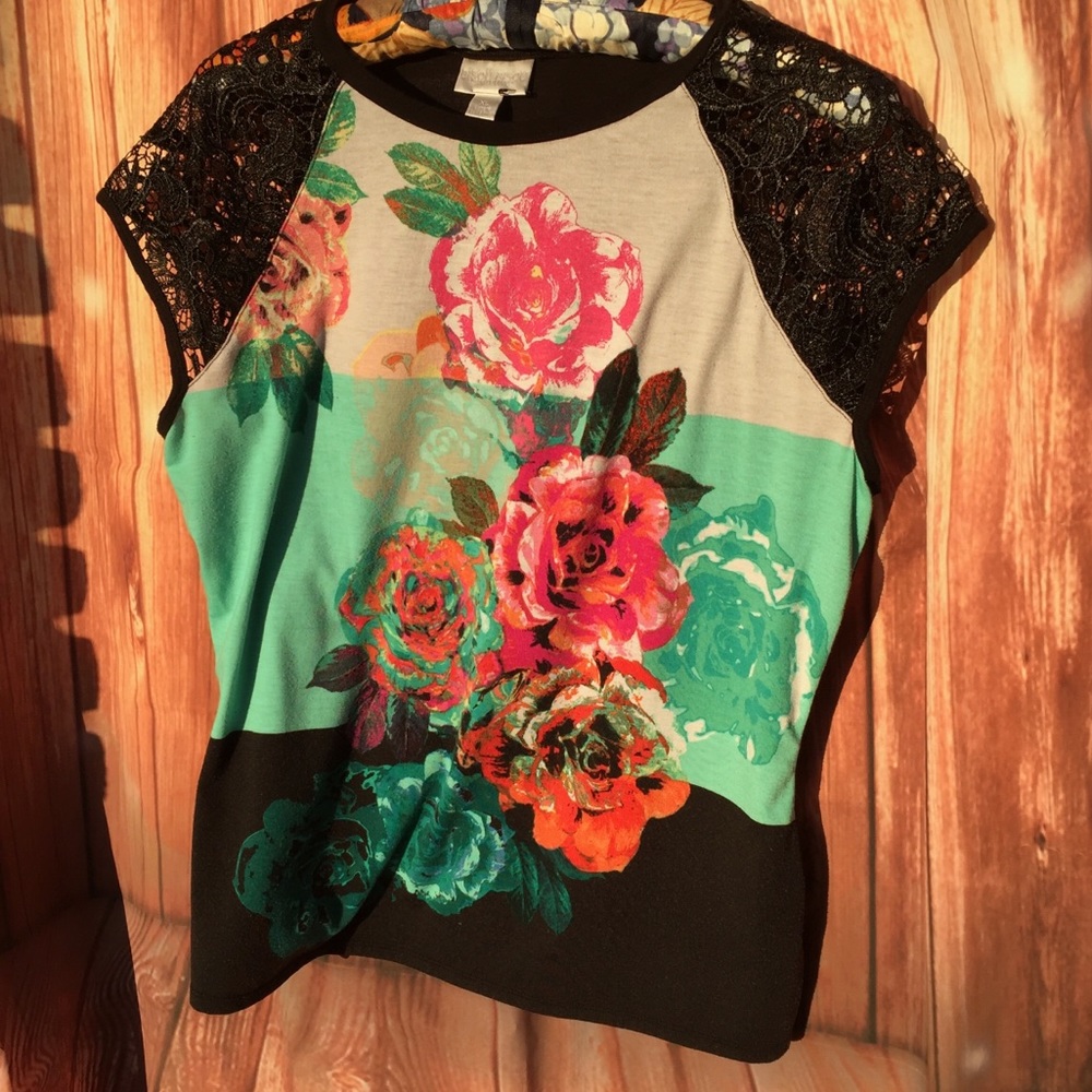 XL Bisou Bisou NWOT Lace Sleeves Tee colorful fun!